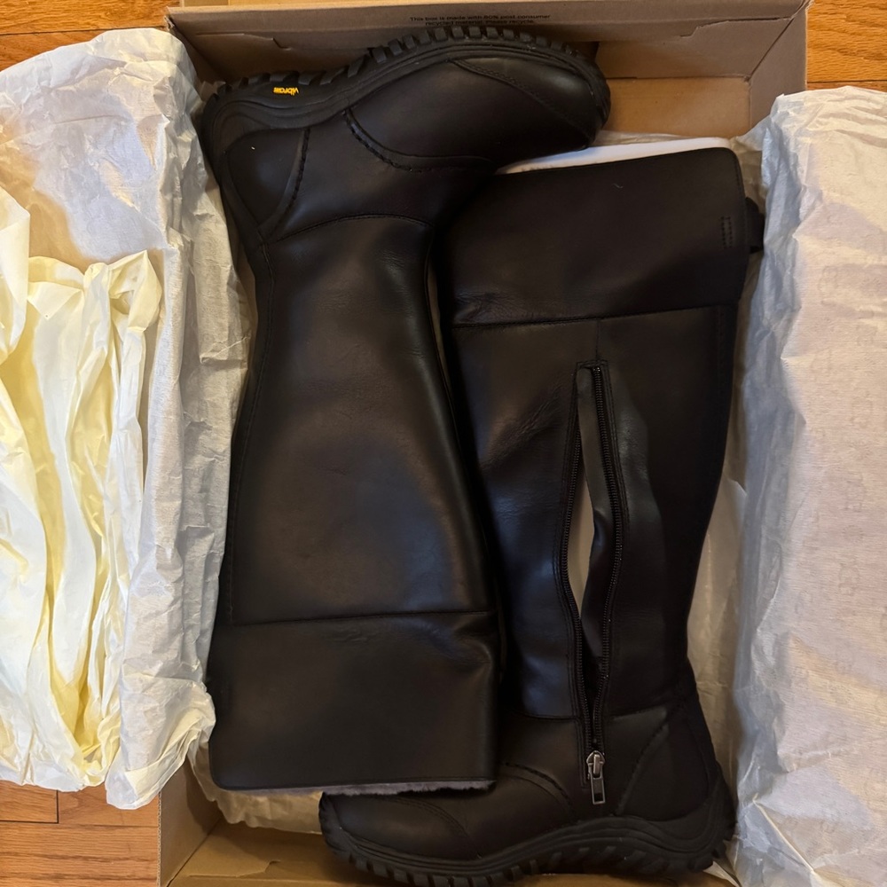 UGG Winter Boots

Miko Black Leather

Women's Black Fur-Lined Winter Boots - Picture 3 of 9